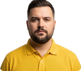Portret studyjny brodatego mężczyzny w żółtej koszulce polo, patrzącego prosto w obiektyw na neutralnym tle.